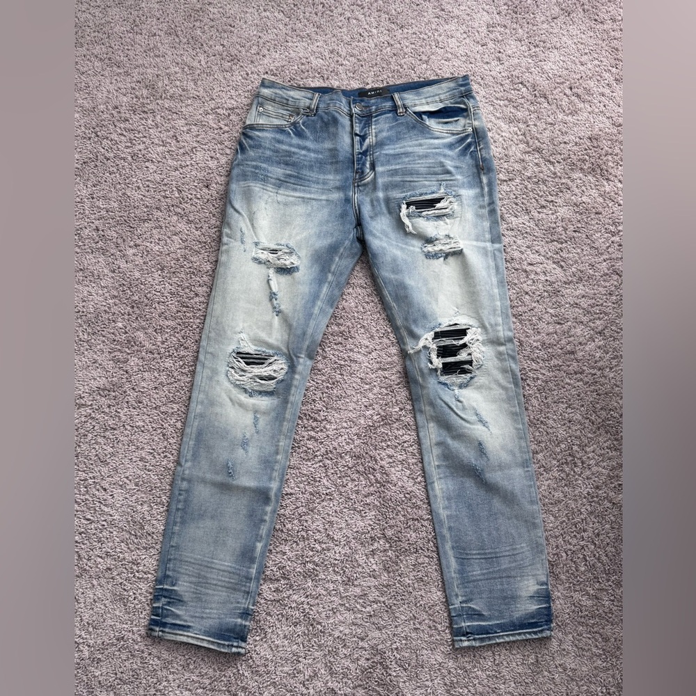 Men’s Distressed Light Wash Ripped Jeans